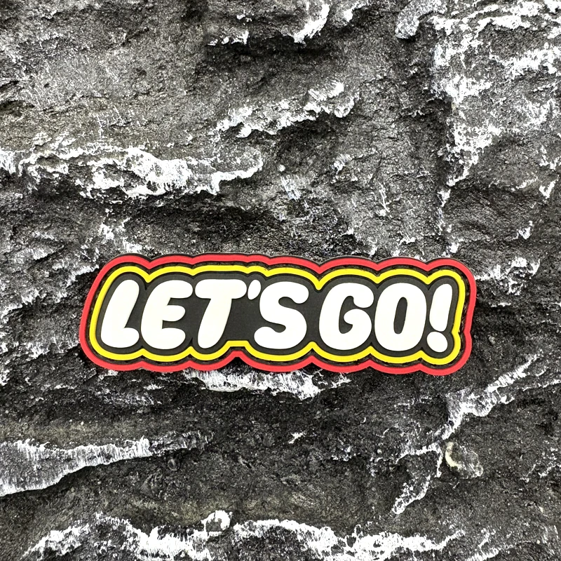Ein Letsgo-PVC-Patch-Abzeichen mit leuchtender Wirkung, Klettverschluss auf der Rückseite mit Klettverschluss, geeignet zum Dekorieren von Taschen, Rucksäcken, Westen und Kleidung