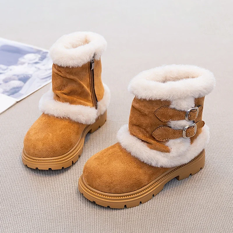 

Повседневные ботинки для девочек, замшевые теплые милые детские ботинки принцессы, плюшевая мягкая подошва, новинка зимы 2024, детские короткие сапоги, модные нескользящие