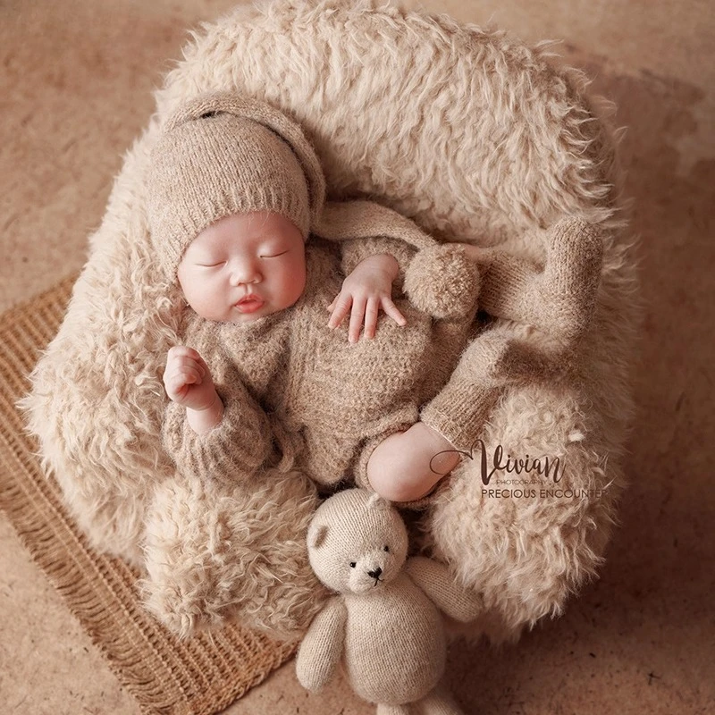 

Newborn Photography Props Furry Posing Sofa Knitted Cute Outfit with Hat Bear Doll Backdrop Set for Studio Photoshoot Fotografia