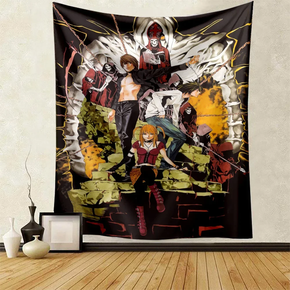 Tapiz decorativo de pared con collage de los personajes principales de Death Note: L y Misa con detalles de Shinigami, ideal para decorar la habitación de los fans del anime seinen y de misterio.