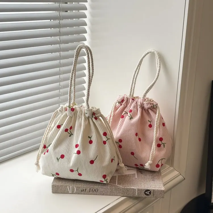 

Милая вельветовая сумка-органайзер с принтом клубники, на шнурке, для ключей, наушников, кабелей, косметики, для студентов, для туалетных принадлежностей