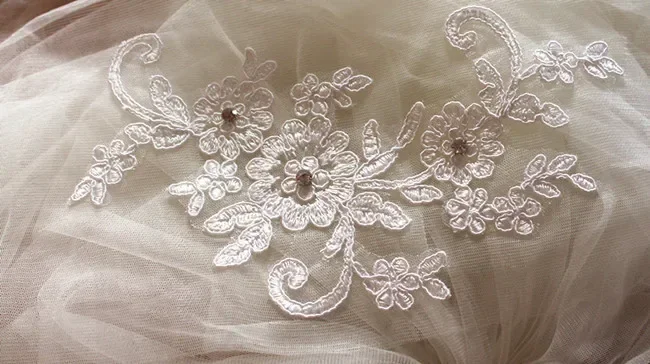 Bianco avorio in stock Velo da sposa corto con uno strato di lunghezza della punta delle dita con strass applicato Veli da sposa Pettine