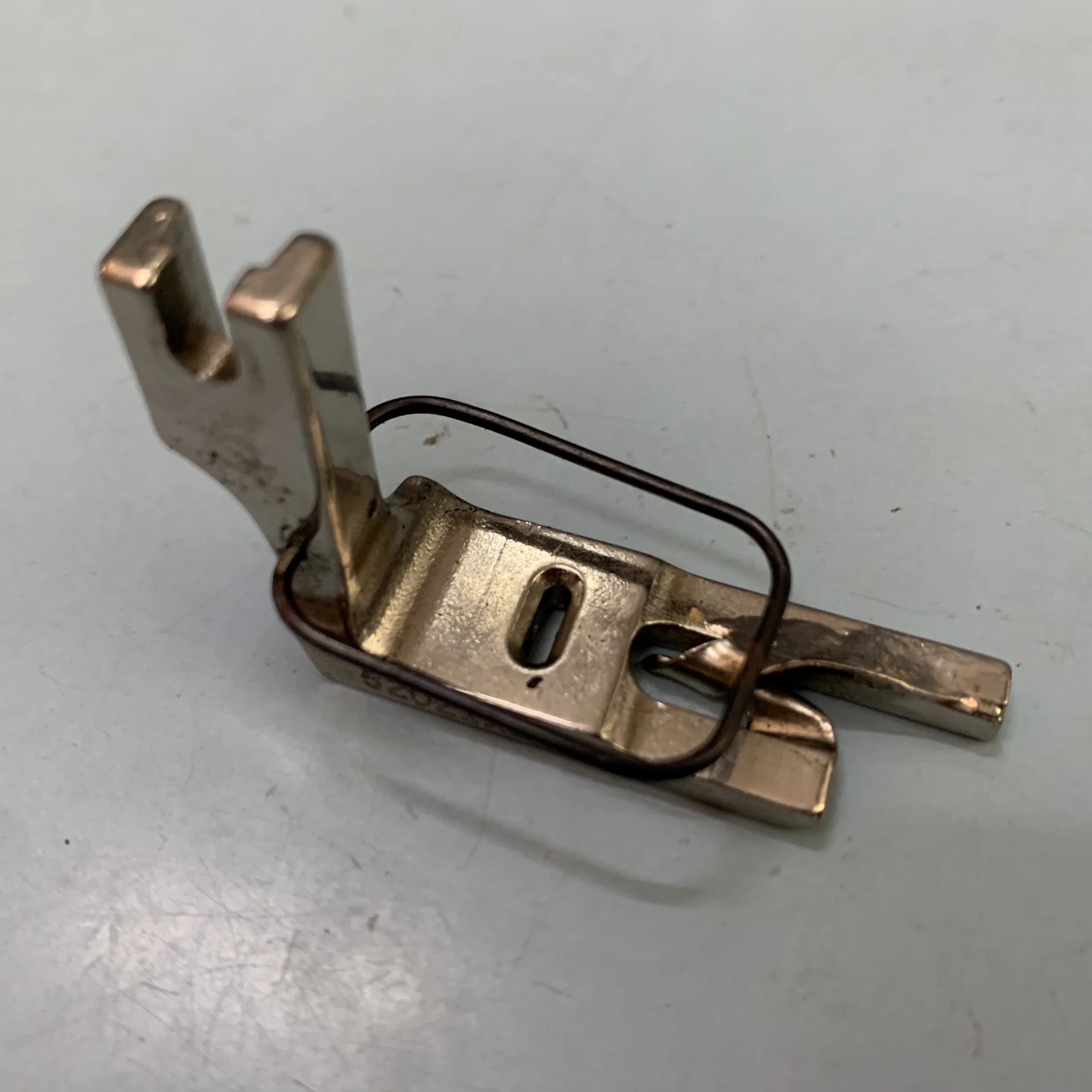 

Baifu 438, прижимная лапка для завивки изогнутых швов, швейная машина в форме елочки