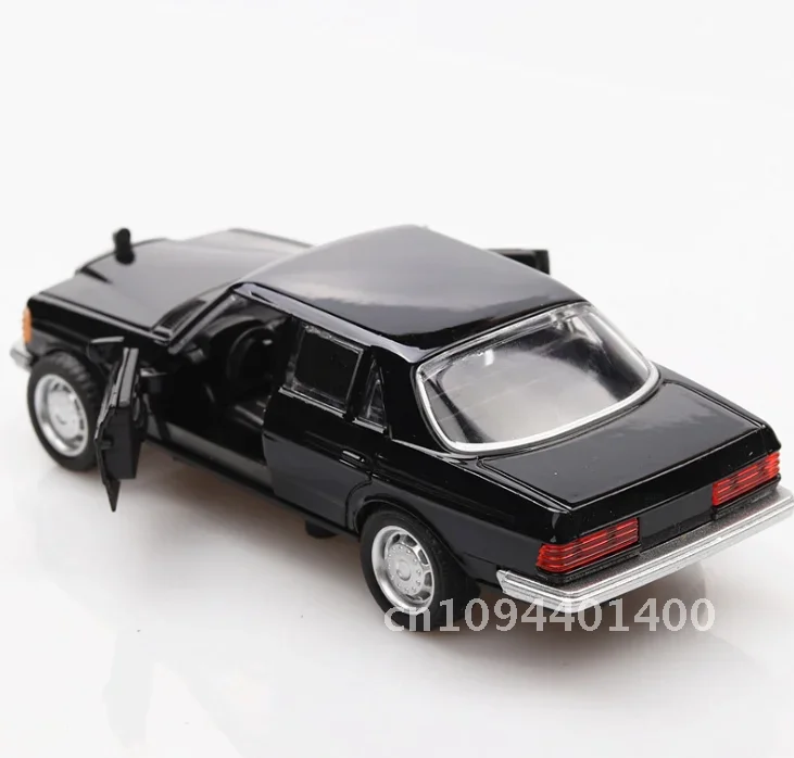 1/36 E-Klasse W123 Klassisches Auto Retro-Autos Zurückziehen Funktionsmodell 2 Türen geöffnet Simulation Kinderspielzeug mit Originalverpackung