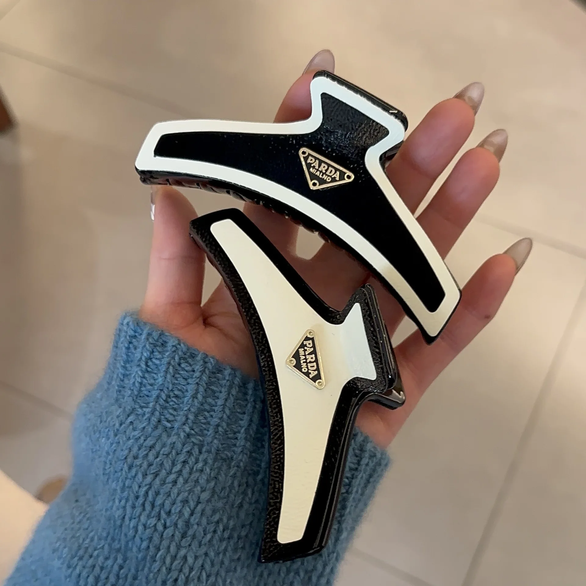 

Роскошная кожаная заколка для волос в стиле Y2K с винтажным дизайном, высококачественная, роскошная заколка для волос в форме акулы.