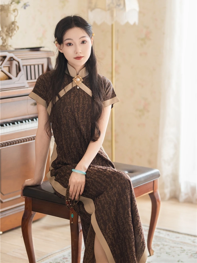 

Традиционное южное народное платье-халат с широким воротником и имитацией высокого разреза, облегающее, в стиле 930-х годов, длинное...