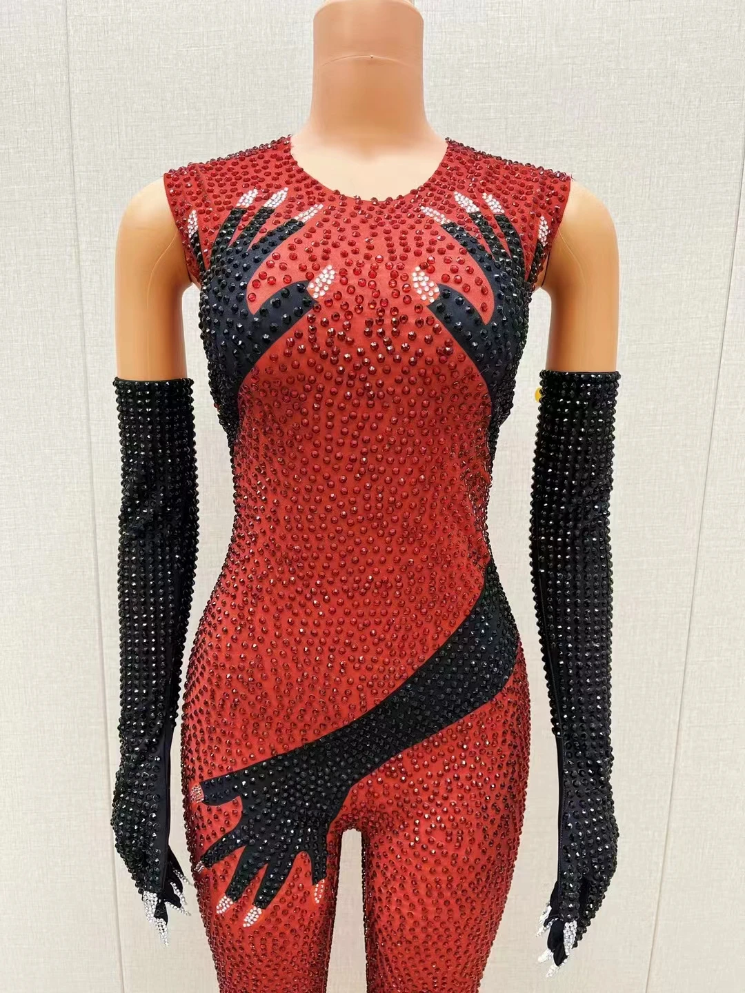 赤いラインストーン黒手プリントジャンプスーツ手袋セクシーなパフォーマンスダンス衣装歌手ショーステージ着用パーティー誕生日衣装