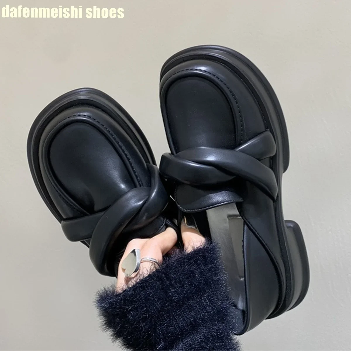 

Слипоны с перекрестными ремешками, новинка 2025, модные черные/армино-зеленые кожаные туфли с круглым носком, лоферы на толстой подошве, весенне-осенняя женская обувь