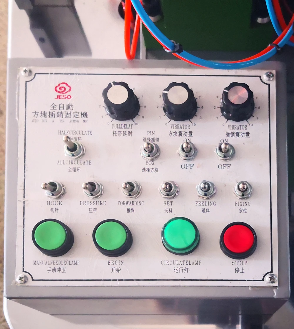 Macchina per la produzione di cerniere MACCHINA per la produzione di cerniere Macchina automatica per la fissaggio di pin e scatole Garanzia di 1 anno per un fissaggio efficiente