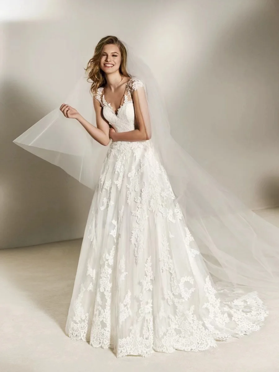 

2024 Fascinating A Line Women's Wedding Dresses Appliques Lace V-Neck Bride Gowns Sexy Sleeveless Tulle Robes De Mariée