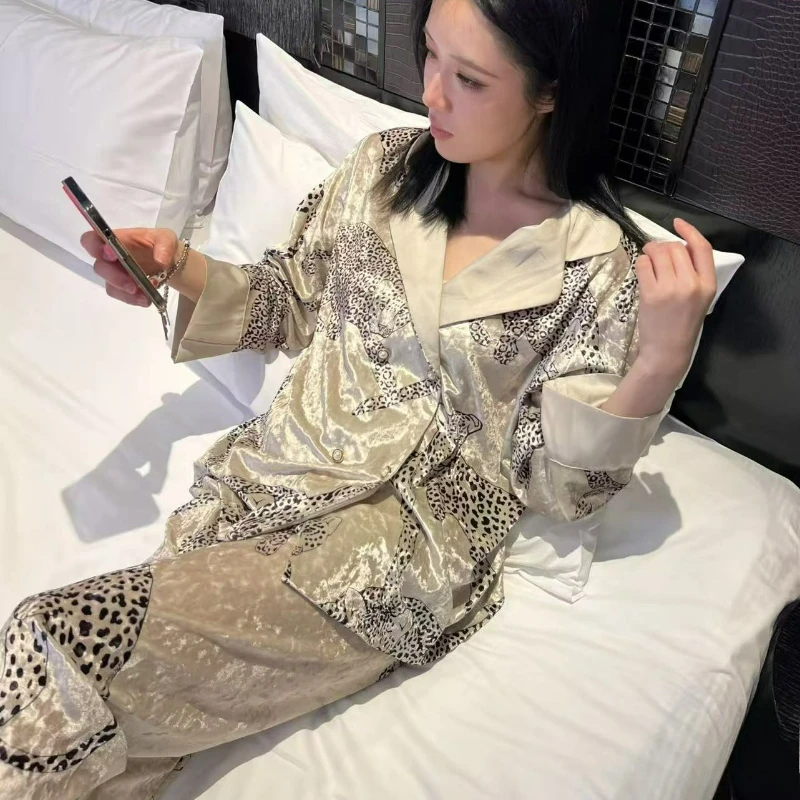

2026 Autumn/winter French High-end Light Luxury Leopard Print Velvet Pajamas for Women New Thickened Home Wear Set for Outerwear