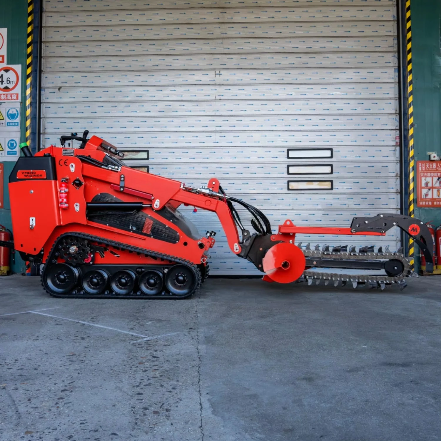 جرافة انزلاقية مخصصة مع شفرة إزالة الثلج وفرشاة الاعشاب، محمل مدمج متعدد الوظائف للمزرعة والحديقة والطرق