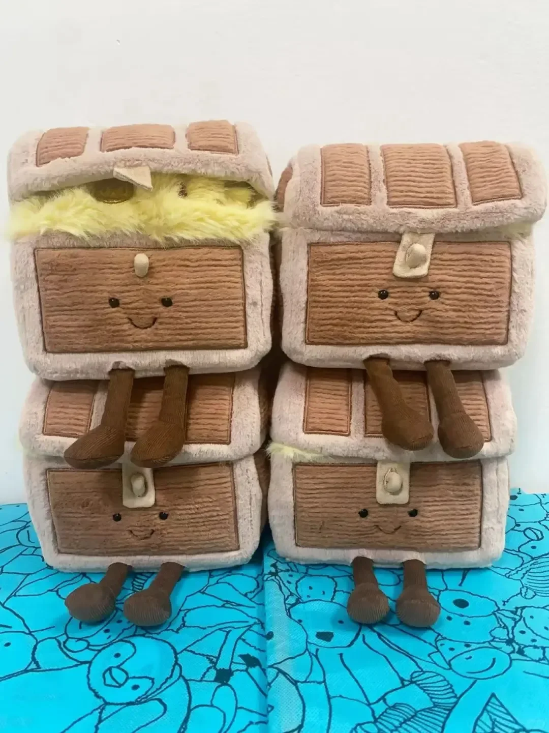 

For Jelly Cat with tags Summer New Product Amuseables Treasure Chest Doll With Gift Box Home Decoration Holiday Gift