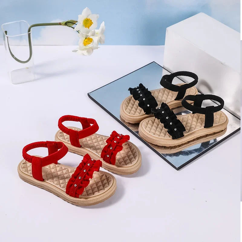 2025 Ruffleรองเท้าเด็กฤดูร้อนสีทึบPUหนังรองเท้าเจ้าหญิงElastic Bandด้านล่างนุ่มรองเท้าแตะเด็ก