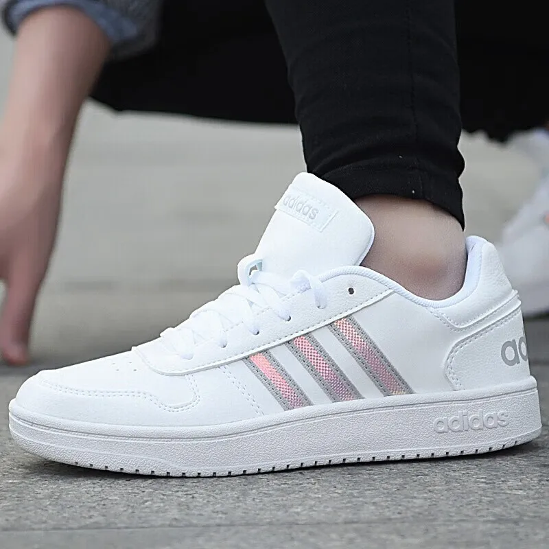 

Adidas Colorful Three — белые кроссовки в полоску. Простой и модный, незаменимый для повседневной повседневной одежды