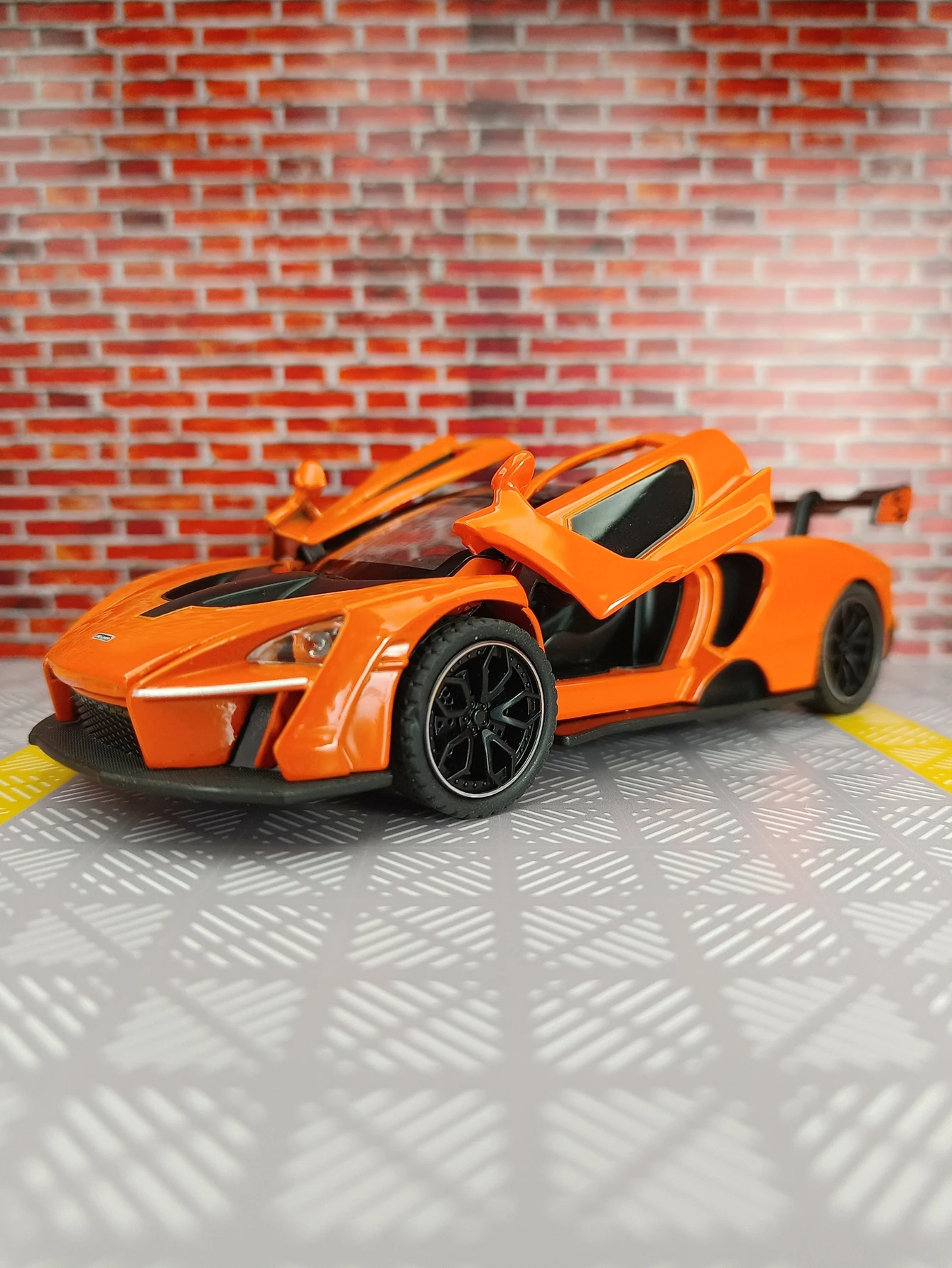 

Модель автомобиля из сплава McLaren SNNA, 1:32, акустооптическая детская игрушечная дверь и багажник на капоте, можно открыть, сделанная своими руками
