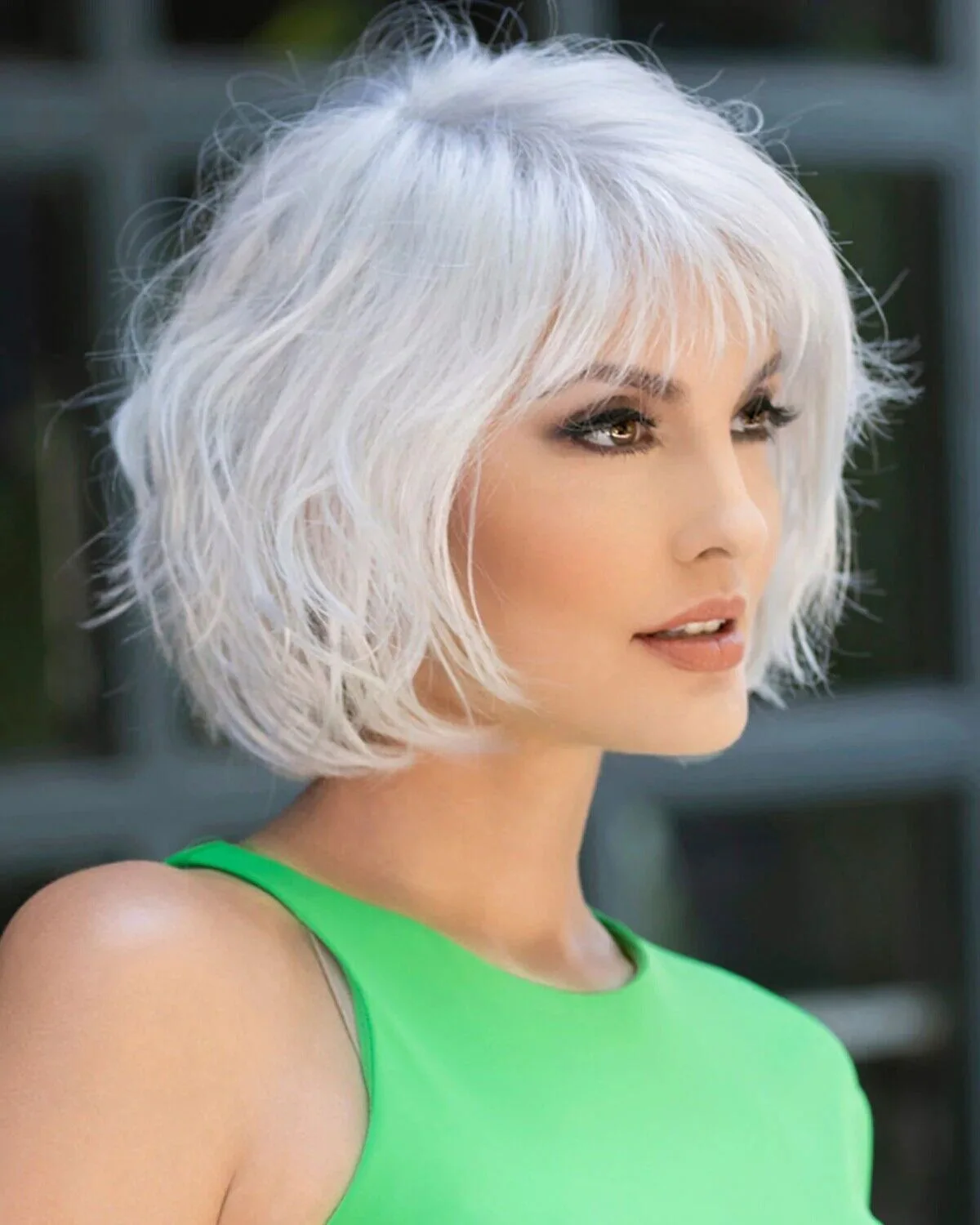 

Short Bob Wig Pixie Cut Hairstyles Layered Wig para Mulheres Nenhum Lace Front Wig com Bangs curly sliver cor branca