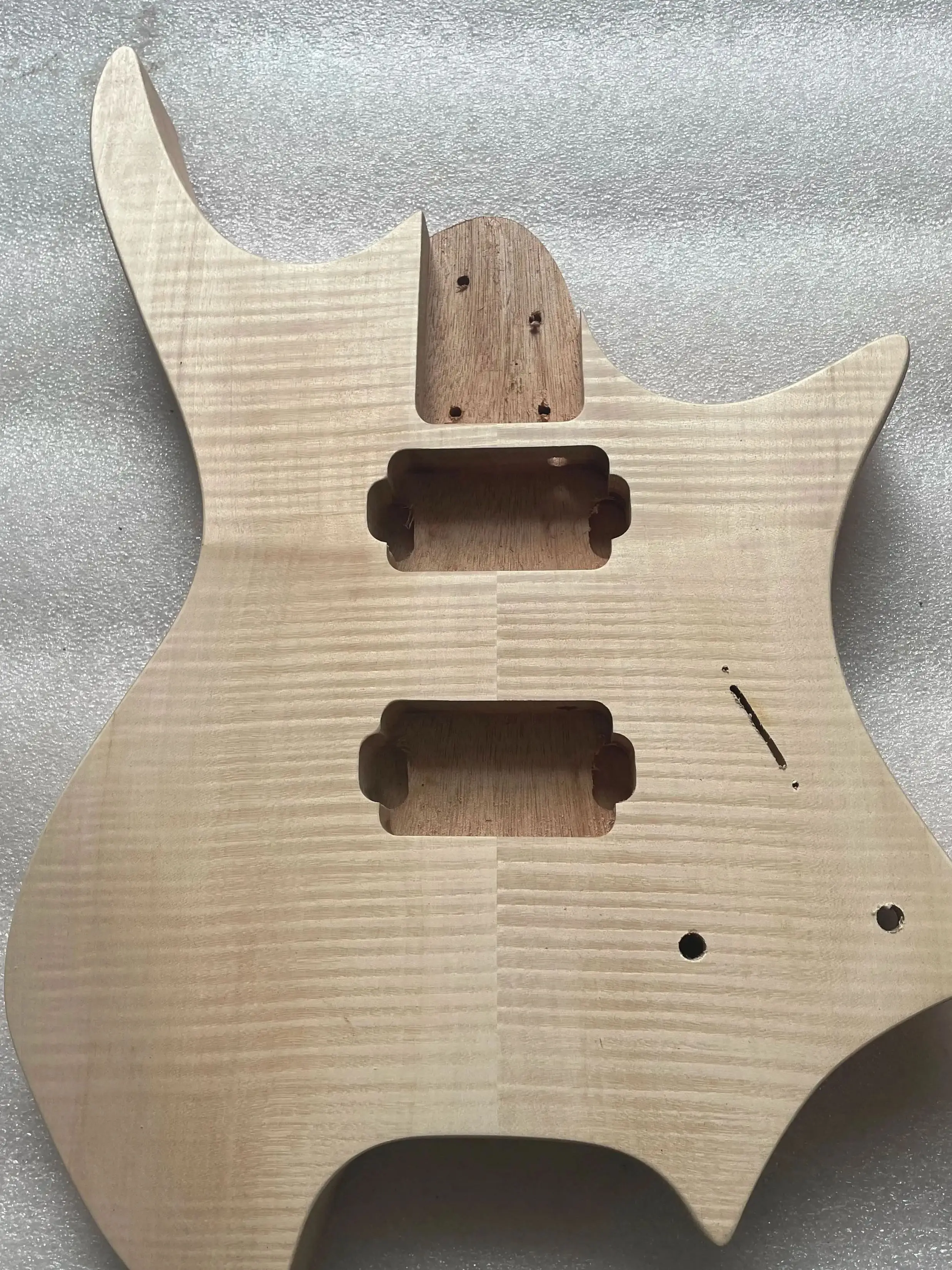 

Custimied Headless Guitar Body Unfinished Mahogany Flame Maple Veneer Top for 6 String DIY Electric Guitarra 5.6cm Pocket