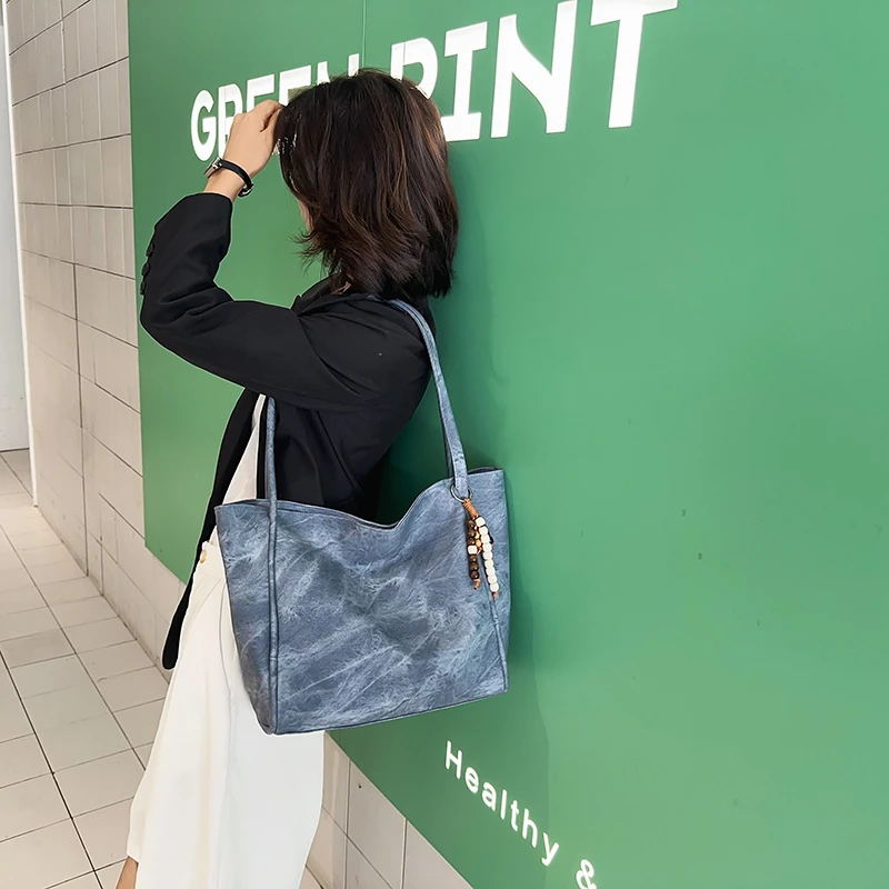 حقائب يد نسائية على الموضة لعام 2025 حقائب يد غير رسمية متعددة الاستخدامات PU بمشبك حقائب كتف ذات سعة كبيرة للتنقل بلون سادة وجودة عالية