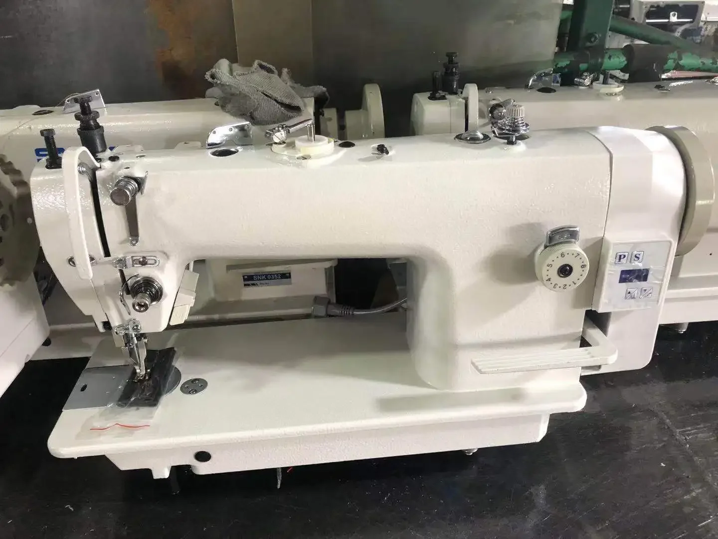 

QK-8700D Мехатроника Высокоскоростная швейная машина для стежков с прямым приводом