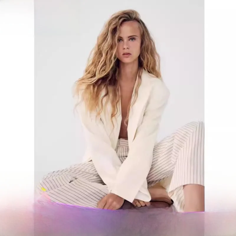 

New 2024 Autumn Loose Women's White Striped Suit Jaet Original Design Long Sve Polyester Pure Color Faion Ladies' Wear