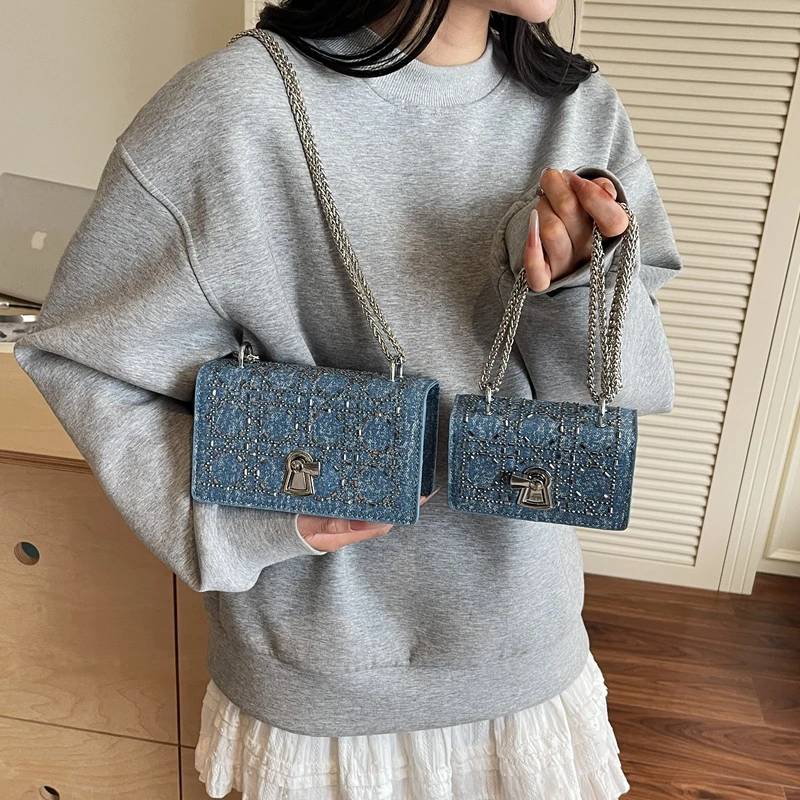 حقيبة يد نسائية كلاسيكية أنيقة وفريدة من نوعها مع شعار حرف عصري وبسيط كاجوال بلون سادة #2