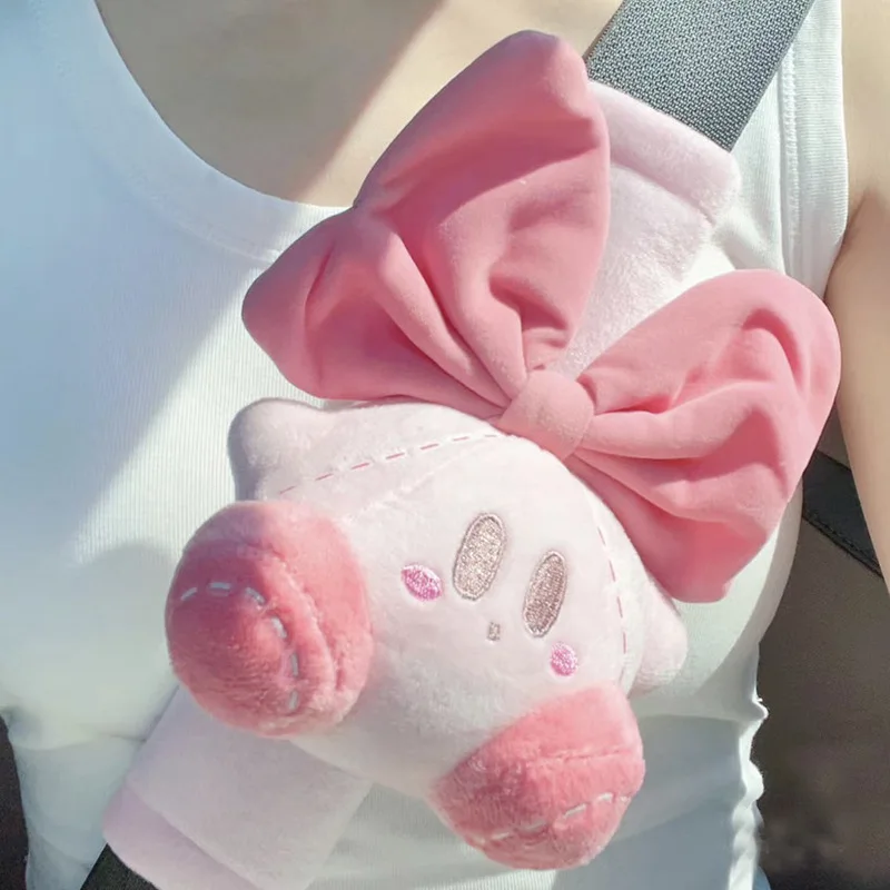 Nuevo PokeMon Star Kabi cinturón de seguridad de felpa protección de hombros Kawaii lindo lazo rosa funda protectora suave para mujer accesorios de coche