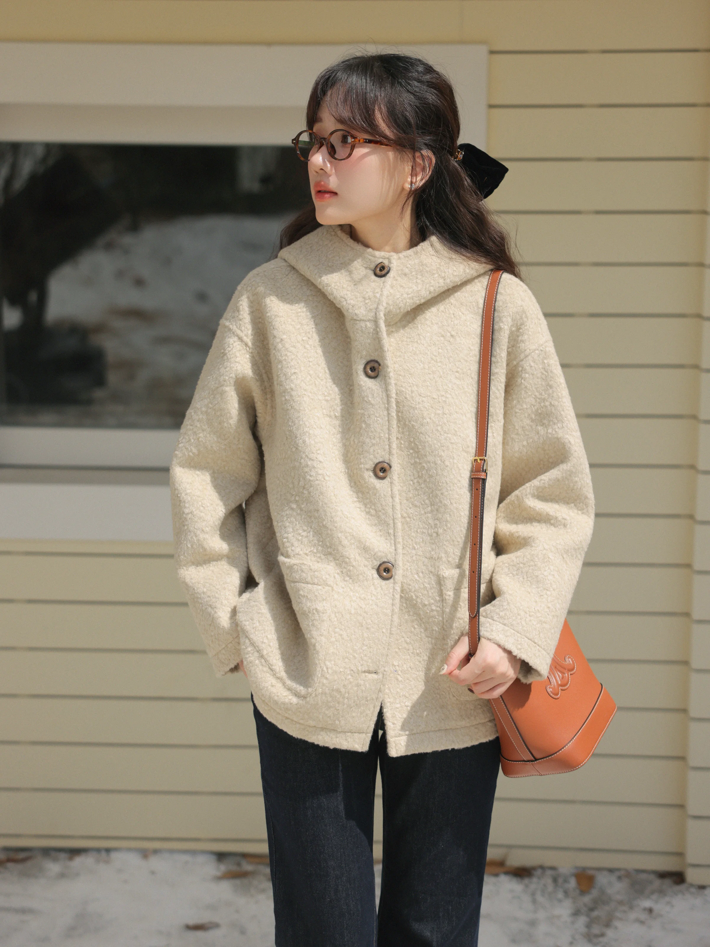 Уютная милая куртка с капюшоном, теплое короткое плюшевое пальто для женщин, повседневная облегающая зимняя верхняя одежда с однобортным дизайном на пуговицах