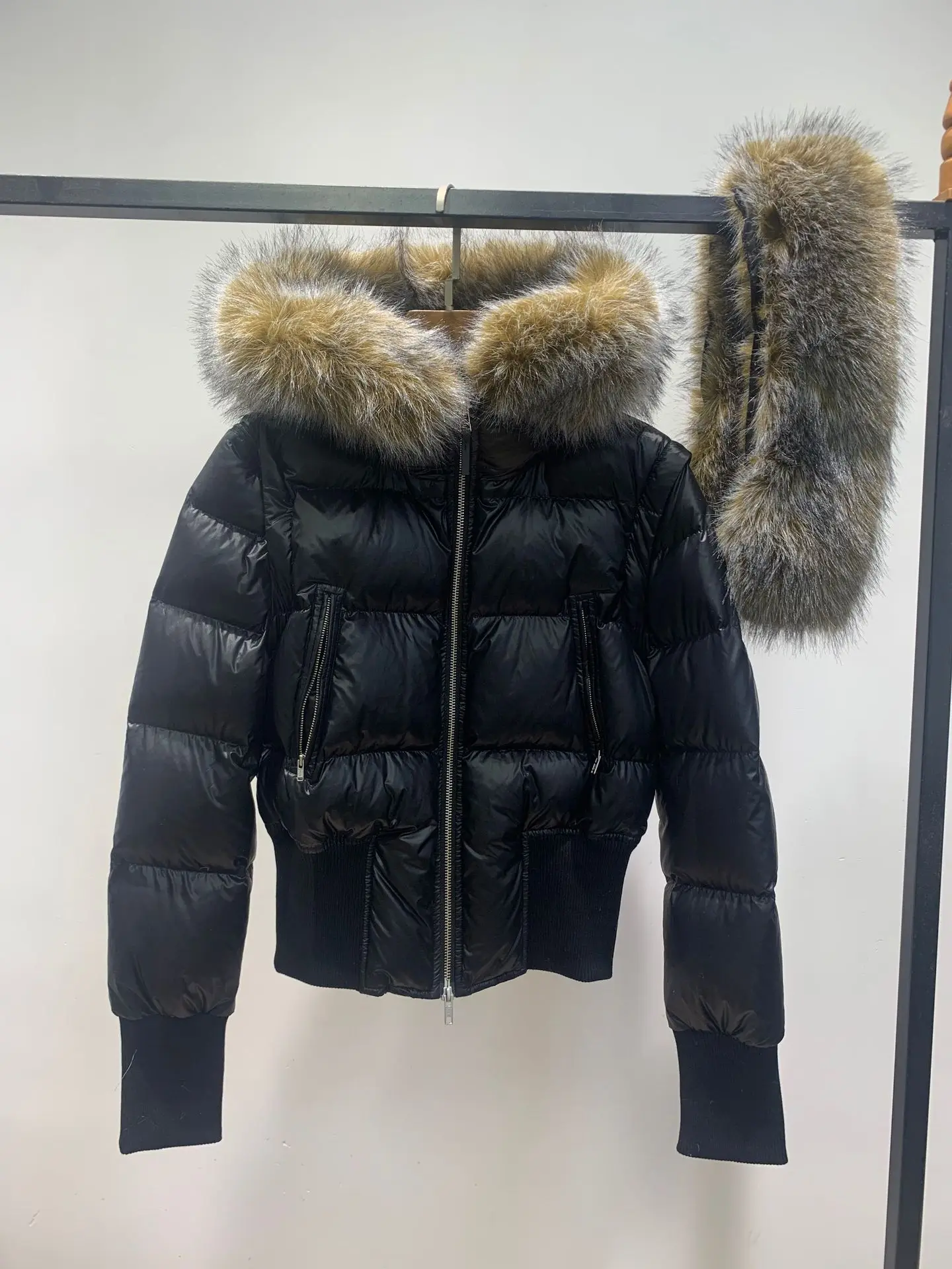 Detachable sleeves, short, fitted wool-neck down jacket for women, new winter 2025, waist-cinching hooded jacket