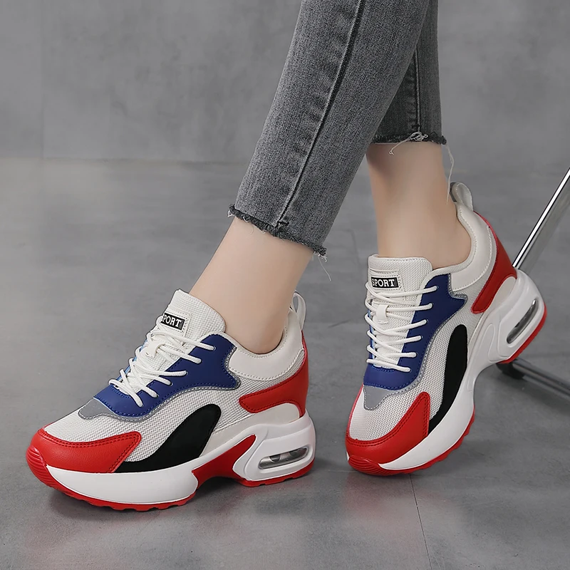 Women\'s color blocked height increasing sports shoes are breathable, comfortable, shock-absorbing, and casual sports shoes