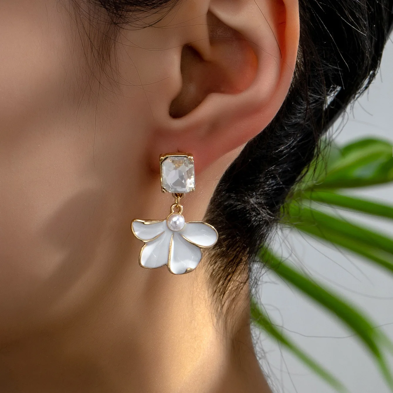 

Stud Earrings For Women White Fan-shaped Flower Shape Inlaid Imitation Pearls Imitation Gemstones Retro Temperament CE208