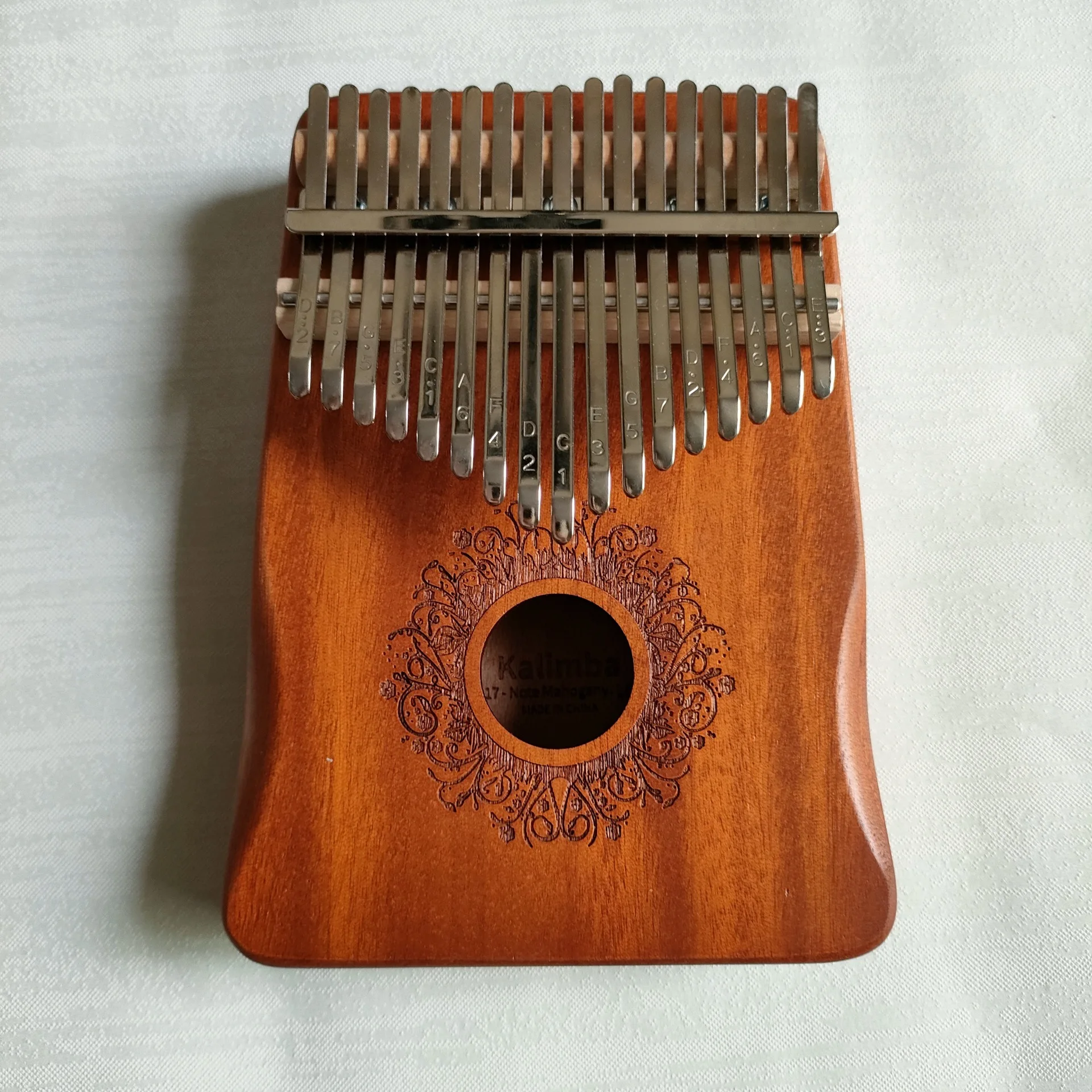 بيانو كاليمبا مكون من 17 مفتاحًا و21 مفتاحًا، بيانو احترافي من الخشب الصلب مع نغمات شفافة ورنين غني. تتضمن مطرقة الضبط، #6