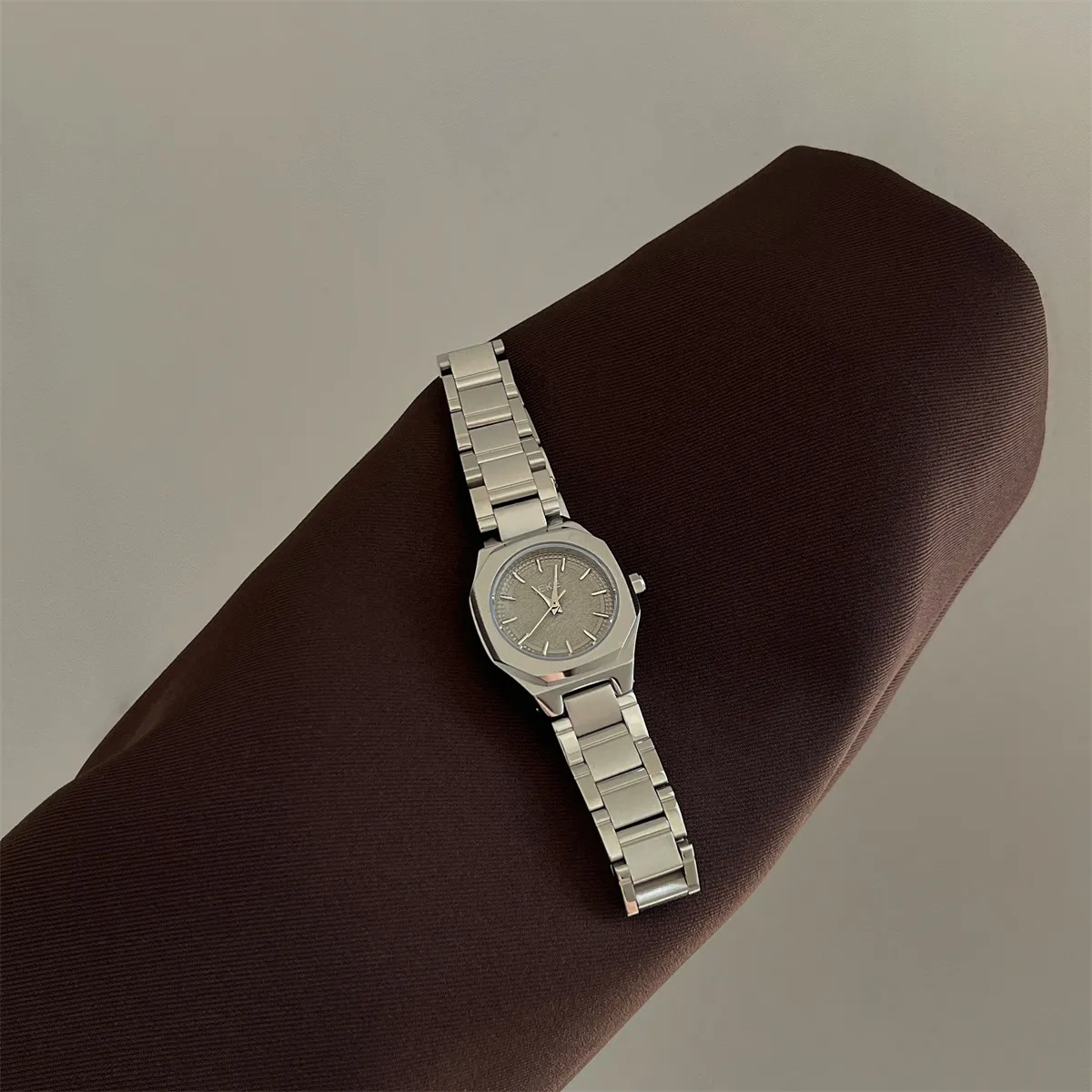 Exquise damespolshorloge Een stijlvol en elegant horloge met een grote wijzerplaat Een luxe en veelzijdige quartzhorloge in Europese stijl voor dames