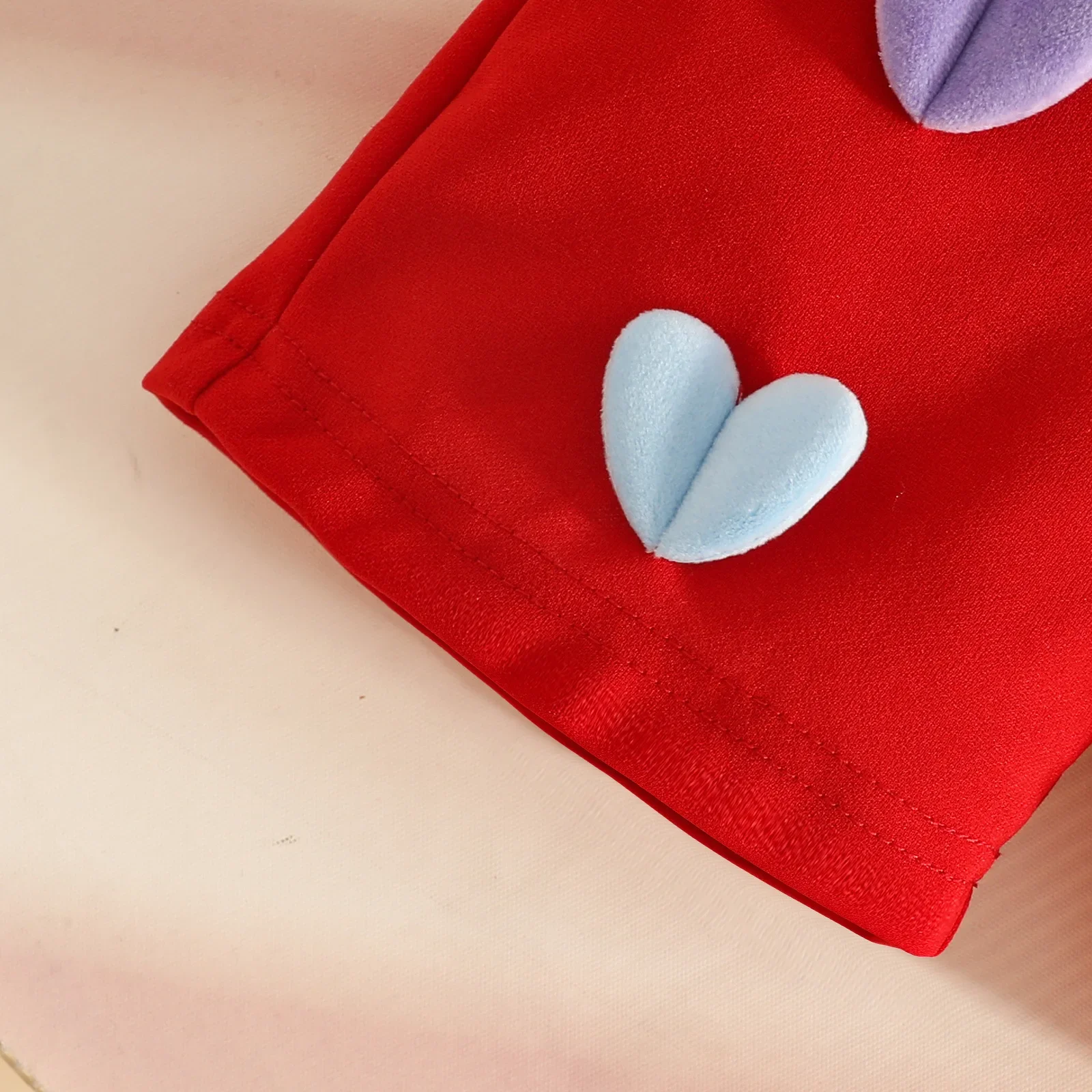 Zestaw na Walentynki dla dziewczynki: uroczy tiulowy komplet z nadrukiem serduszek, składający się z bluzki z krótkim rękawem, szortów i beretki.