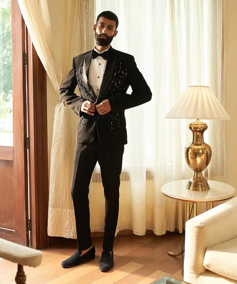 Trajes de boda de diseño de 2 piezas con solapa tipo chal, un botón, bolsillos y apliques especiales. Personalizables. Chaqueta y pantalón. Moda formal para ocasiones de gala.