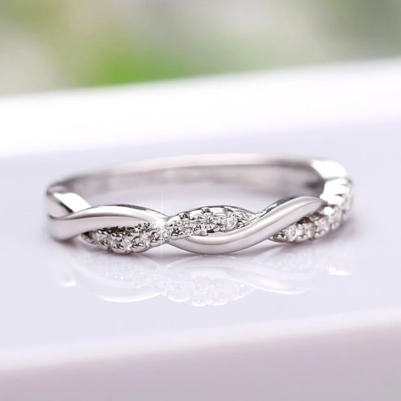 Huitan Thin Twist Ring für Frauen mit schillernden cz exquisiten weiblichen Finger Accessoires täglich tragen Eheringe Statement Schmuck