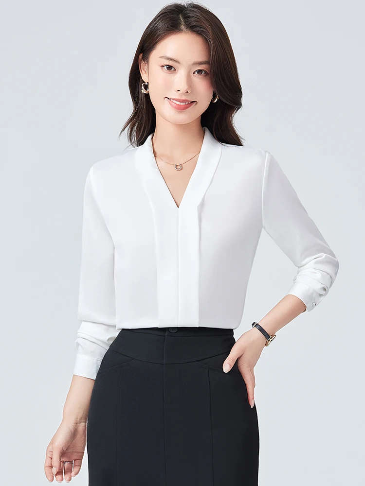 

Элегантный белый деловой комплект: женская рубашка с V-образным вырезом и юбка для офиса, собеседований и официальных мероприятий