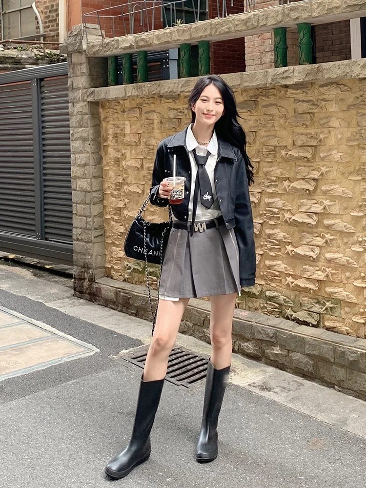 Jaqueta Feminina de Couro Preta Curta 2025 Nova Coleção Outono com Gola Virada, Estilo Motociclista, Corta-Vento, Versátil e Modeladora