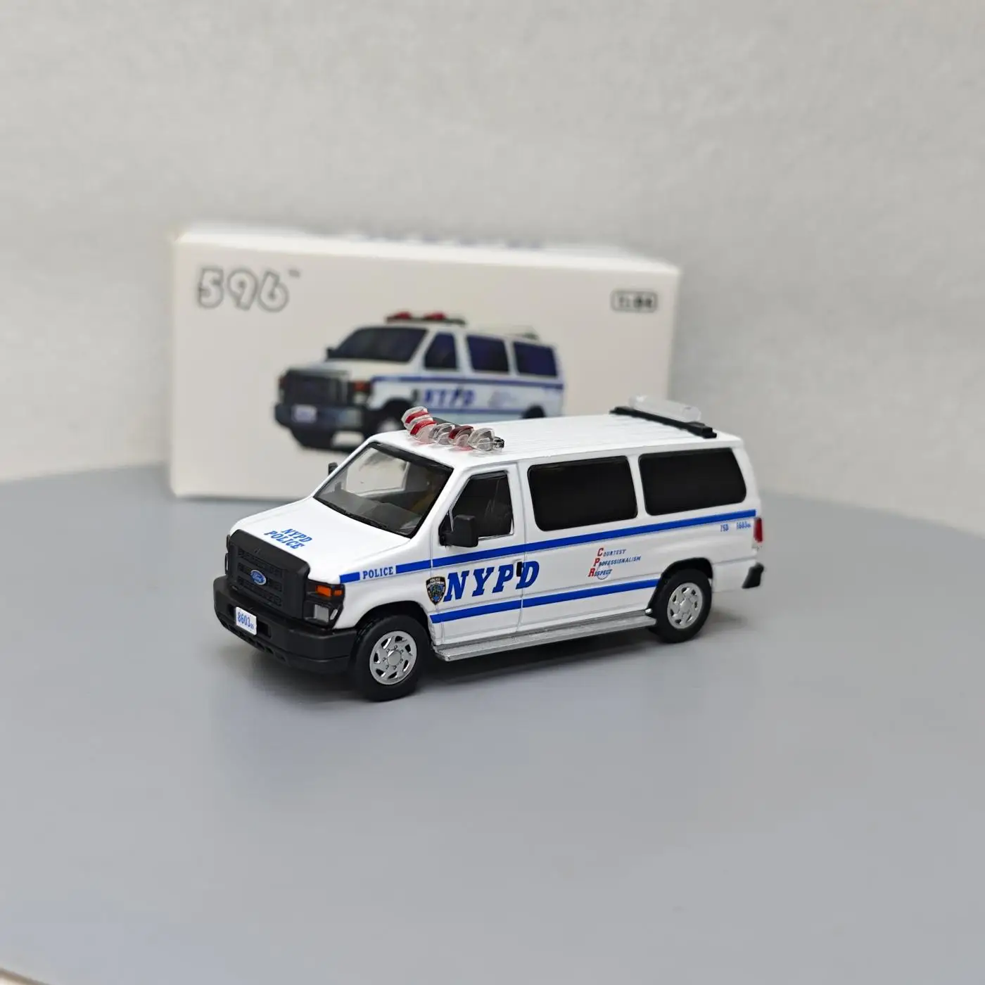 596 1:64 Ford E-Series Vans Ford E350 Департамент полиции Нью-Йорка NYPD из сплава, модель автомобиля, рынок, орнамент, коллекционные предметы