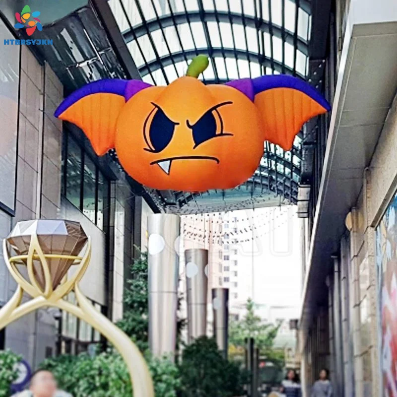 Große aufblasbare fliegende Kürbisfledermäuse, die für Halloween-Dekoration im Freien und Eventwerbungen verwendet werden