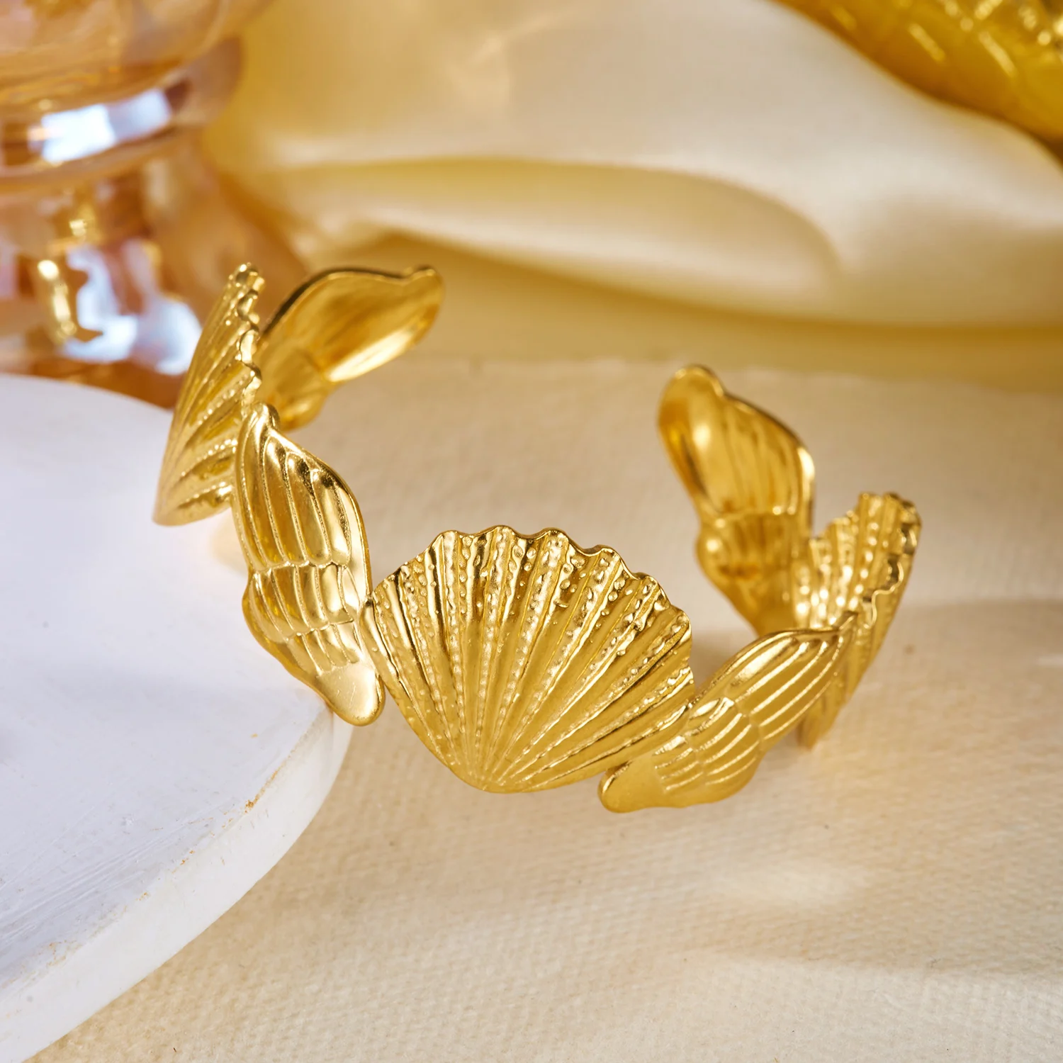 Strukturiertes Muschel-Seestern-Armband aus Edelstahl für Damen, Boho Geometrischer Ausschnitt-Manschettenarmreif, Resort-Urlaubsschmuck – Detail 9
