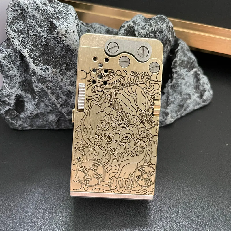 Mechanical Armor Dragon Tongue Kerosenes Lighter Brass Hand-embossed Automatic Ejection Windproof Vintage Retro Men's Gift