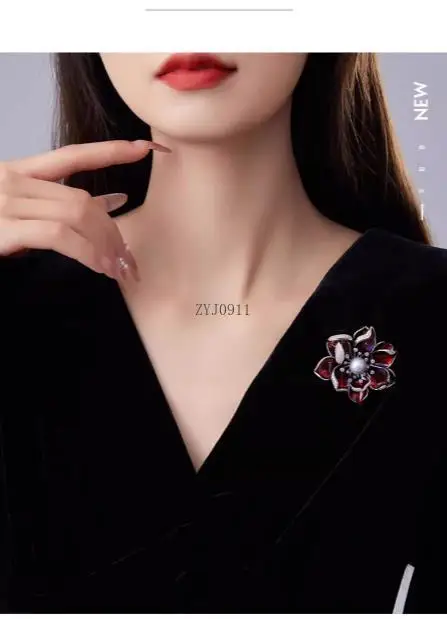 Nuevo exquisito ramillete de flores rojas brillantes, pin antiluz