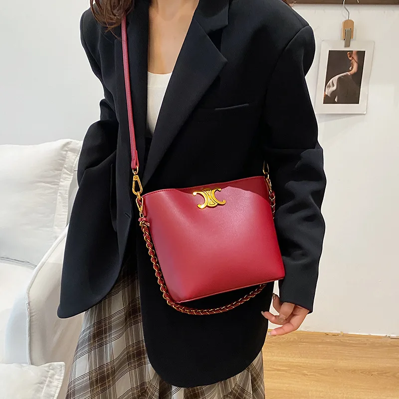 2025 جديد! حقيبة دلو فاخرة من جلد البقر - حقيبة كتف مائلة محمولة بتصميم إبزيم أنيق