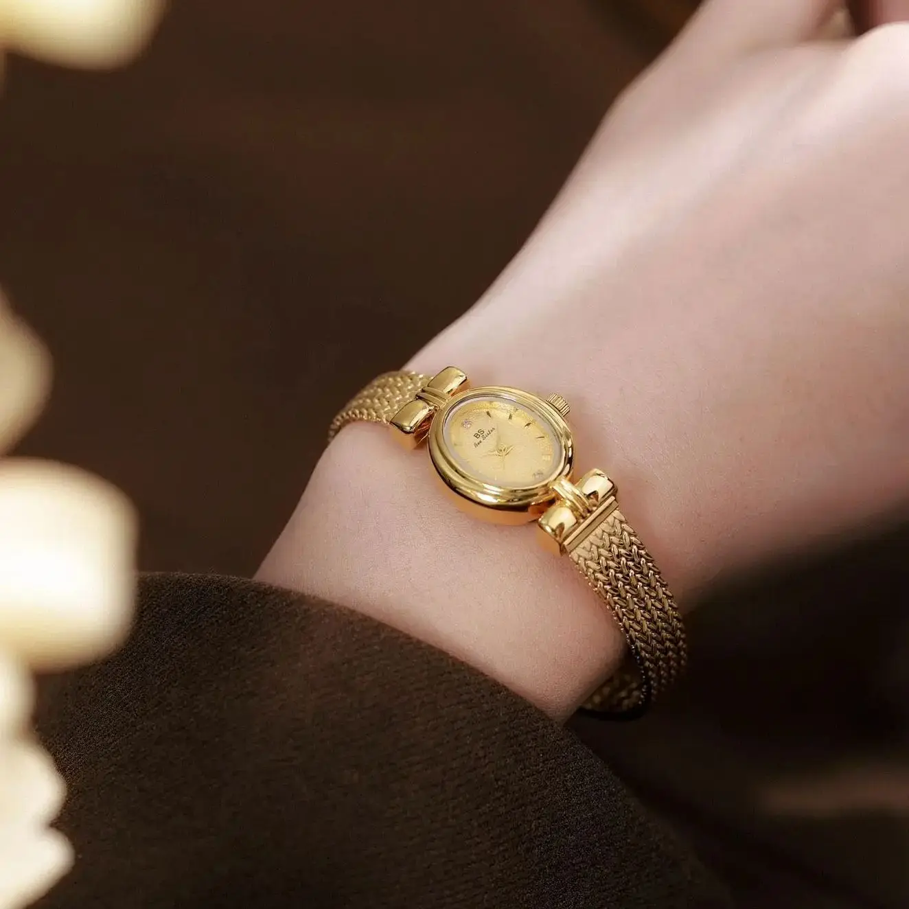 Reloj dorado de lujo para mujer, elegante reloj de pulsera de cuarzo Retro resistente al agua, cinturón de malla, reloj pequeño, nuevo modelo regalo para mujer 2025