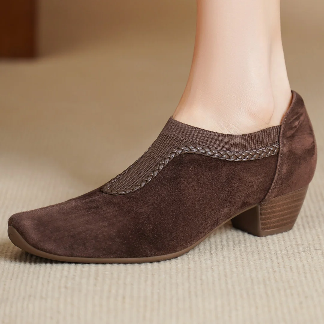 

Danxuefei женские туфли-лодочки без шнуровки из натуральной замши из эластичной вязки в стиле пэчворк с квадратным носком, повседневная обувь в стиле OL на толстом среднем каблуке 4 см