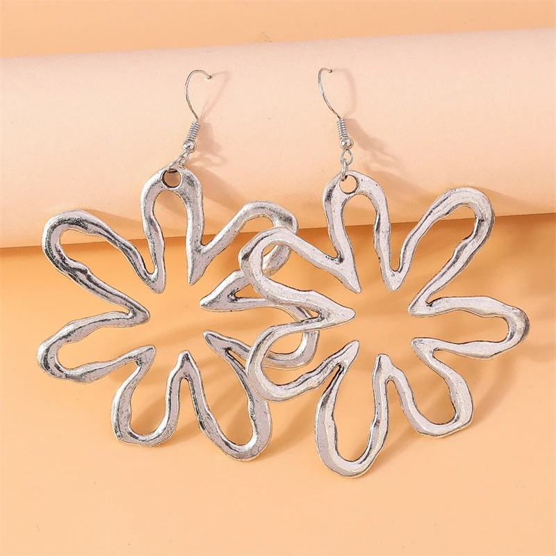 Übertriebene Metall-Ohrringe mit Großen Hohlen Blumen für Damen und Mädchen, Party- und Festival-Schmuck, Geschenke – Detail 4