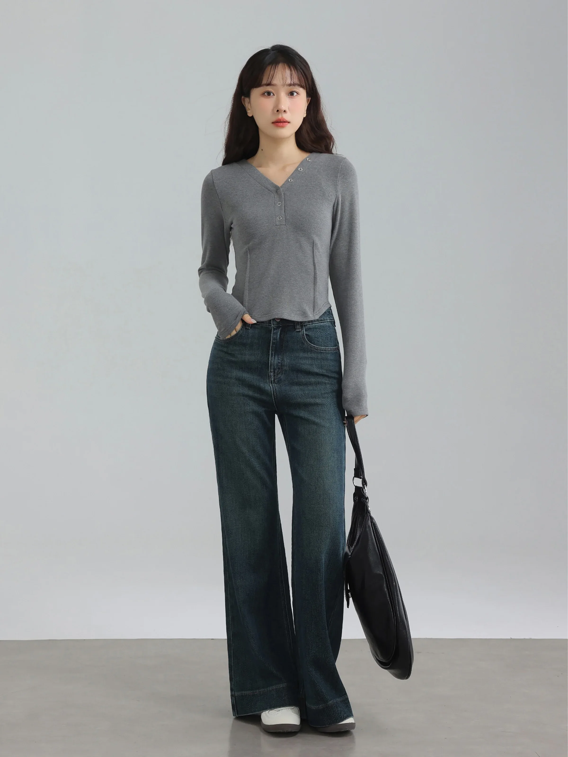 تي شيرت نسائي بأكمام طويلة ورقبة على شكل حرف V، ملمس كشمير ناعم، مقاس نحيف، تفاصيل أزرار مريحة، مثالية لطبقات الارتداء اليومي