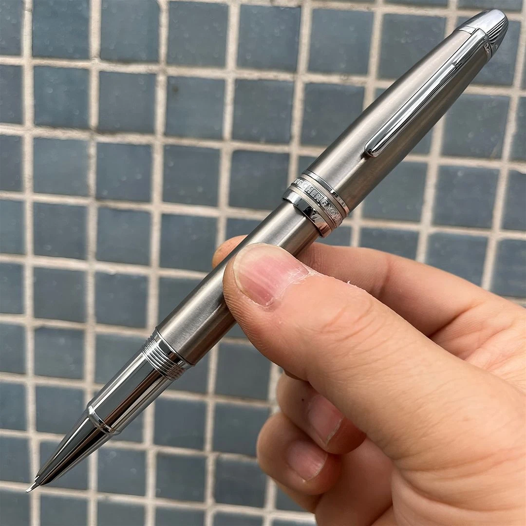 

Новая перьевая ручка Penchen из цельностального матового металла 146, изогнутая ручка с наконечником F 0,7 мм, чернильные ручки, серебряная канцелярская ручка для бизнеса, ручка Mb для письма