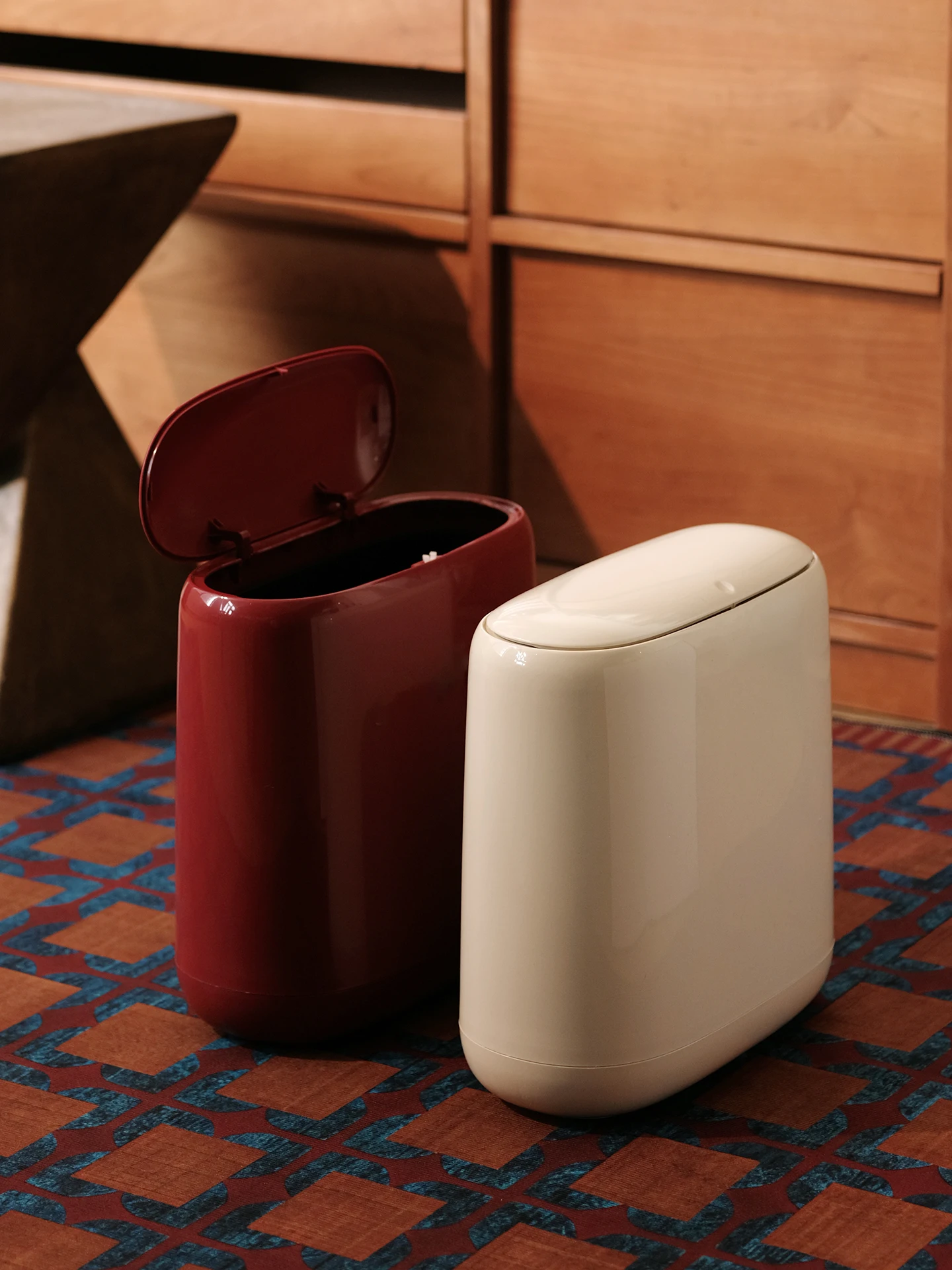 

Элегантное узкое мусорное ведро для кухни и ванной комнаты, для домашнего использования, новая модель 2026 года, для гостиной и туалета, с высоким эстетическим качеством, с крышкой и вкладышем.